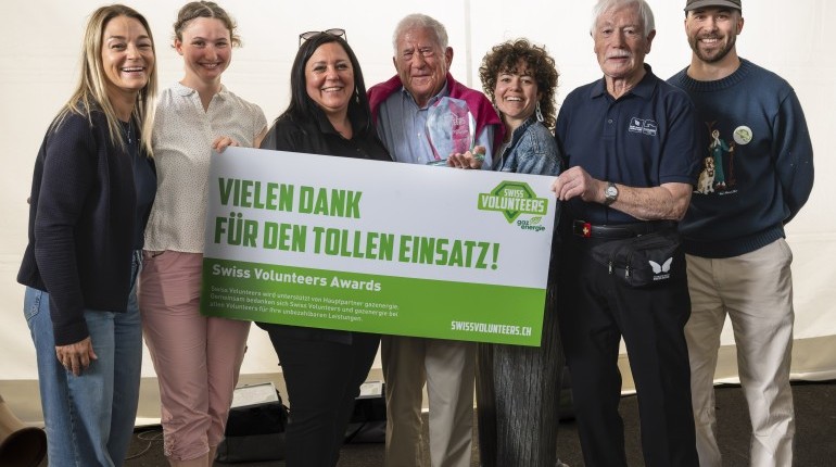 Die Gewinner:innen und das Team von Swiss Volunteers